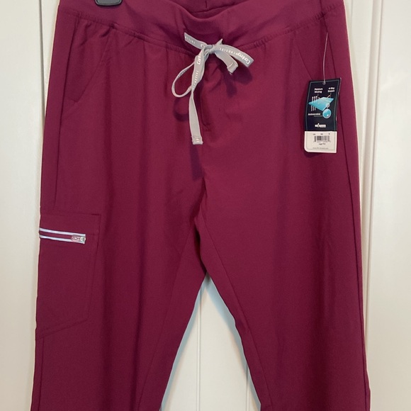 Nurse Scrub Set - Picture 9 of 11